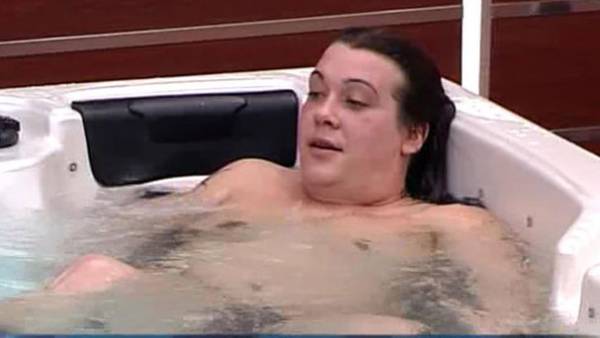 Desiree desnuda en el jacuzzi Gran Hermano 2